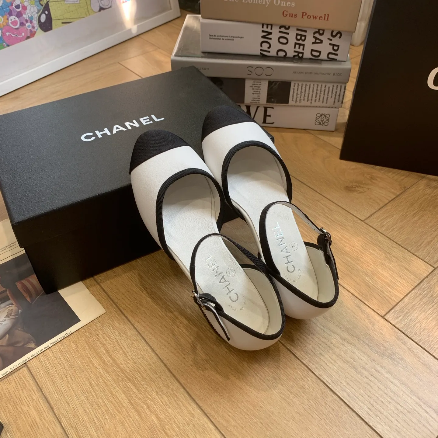 👟👟Ex-factory price 520👟👟 🍀Chanel Xiaoxiang 25ss early spring new model, diamond pattern, thick heel Mary Jane shoes, retro French elegance, full of high-end sense, diamond hollow Mary Jane sandals, a very popular pair of sandals recently! The exposed-leg design directly lengthens your legs! Very white fairy style. A complete interpretation of French romance! Soft and delicate, the foot feels 100% comfortable, beautiful and ultra-feminine at the same time, ▪Fabric: Made of original imported cowhide ▪Inner foot pad: sheepskin ▪Sole: Original customized Italian leather outsole ▪Size: 35-39 (40 41 custom-made, non-refundable) 👉